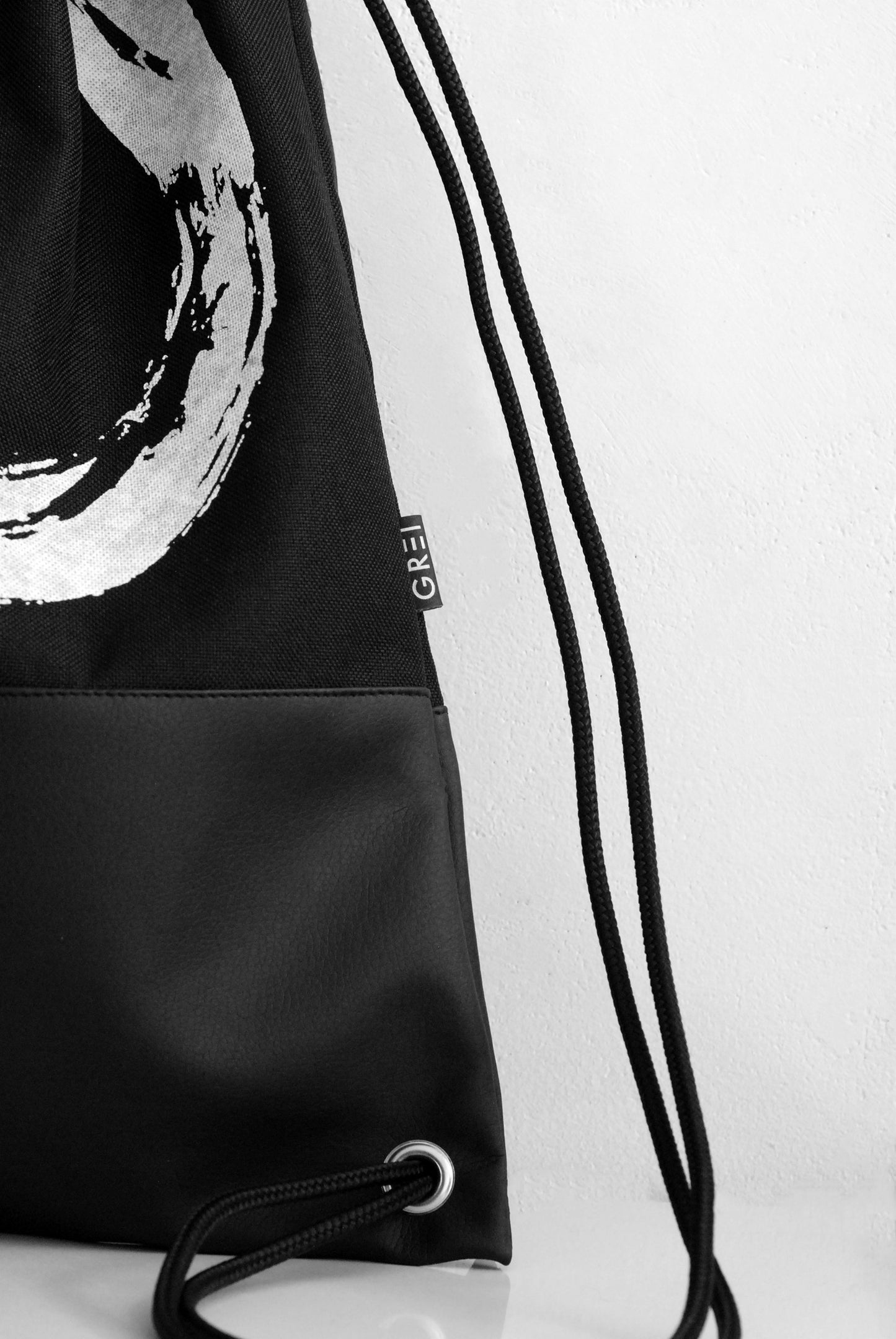 GREI Drawstring Backpack circle Black